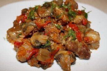 МЯСО, ТУШЕНОЕ С ШАМПИНЬОНАМИ И СЛАДКИМ ПЕРЦЕМ