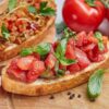 Классическая брускетта с помидорами и базиликом